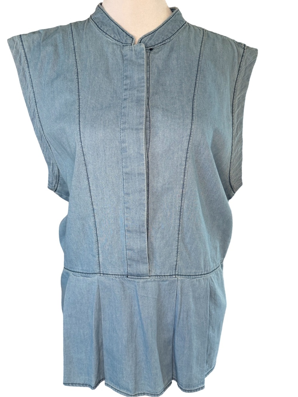 Levi’s Women’s Cotton Sleeveless Chambray Pleated Top In Blue XL